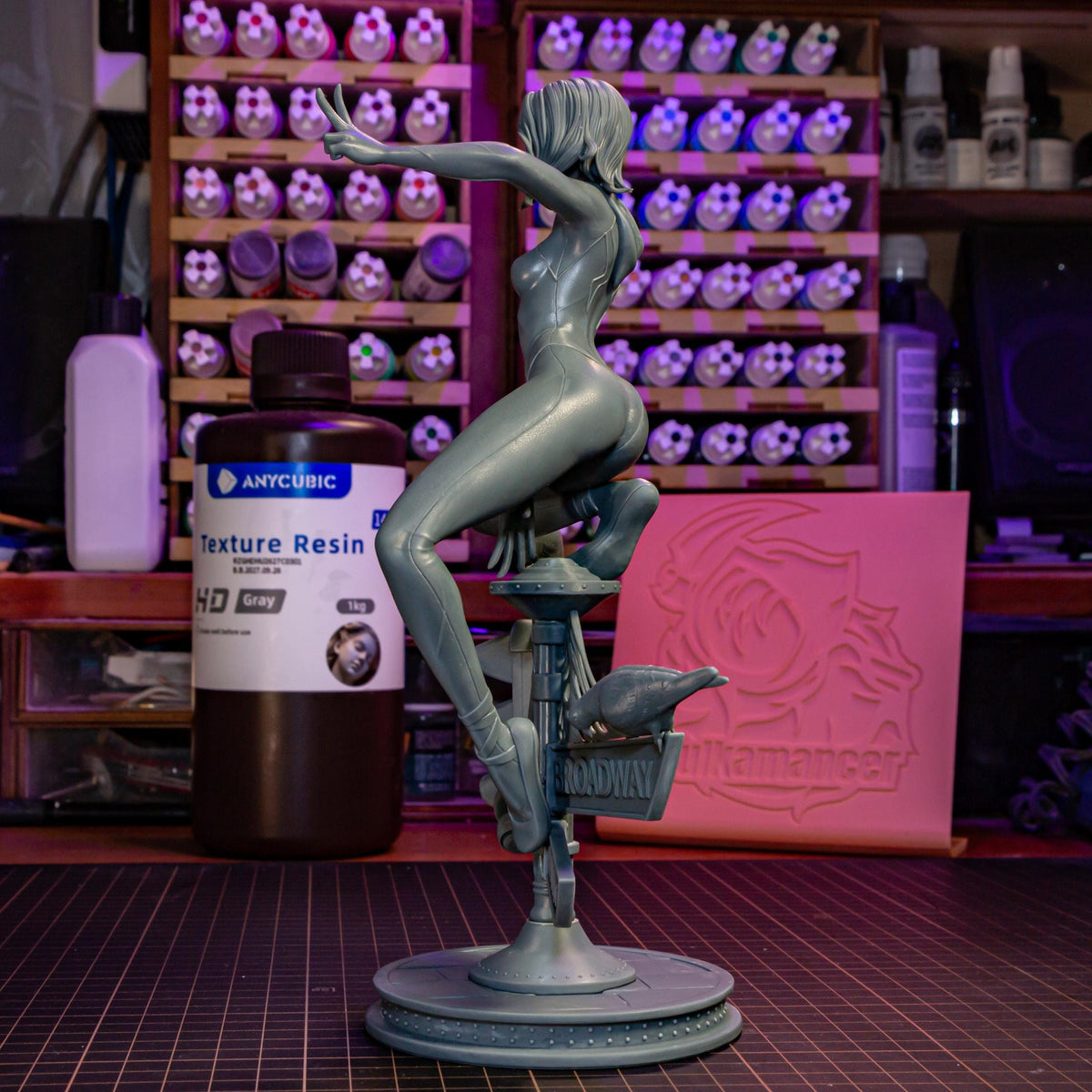 Blonde Street-Sign Acrobat Heroine | Resin Garage Kit | Unpainted Figure